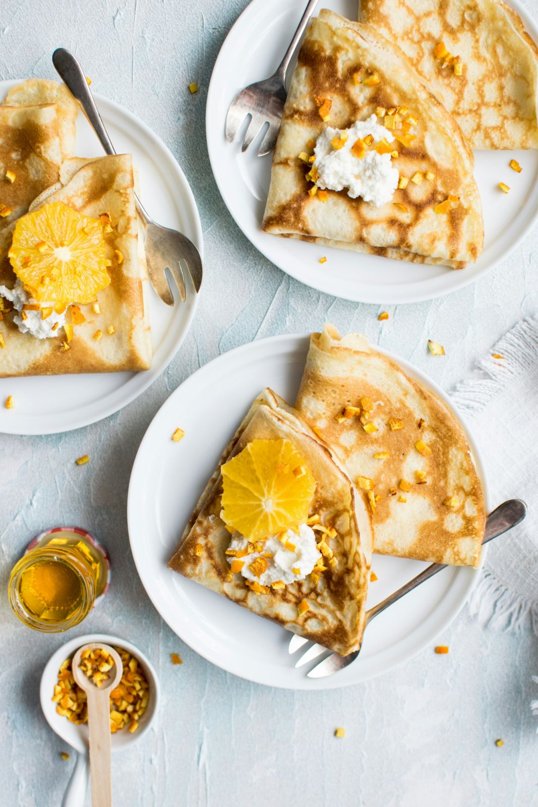 Crêpes served with oranges and honey (Photo: Unsplash)