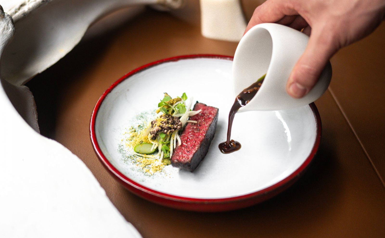 เมนูเนื้อจากคุมาโมโตะ หนึ่งในซิกเนเจอร์ของ Muni Alain Ducasse (ภาพ: Muni Alain Ducasse)