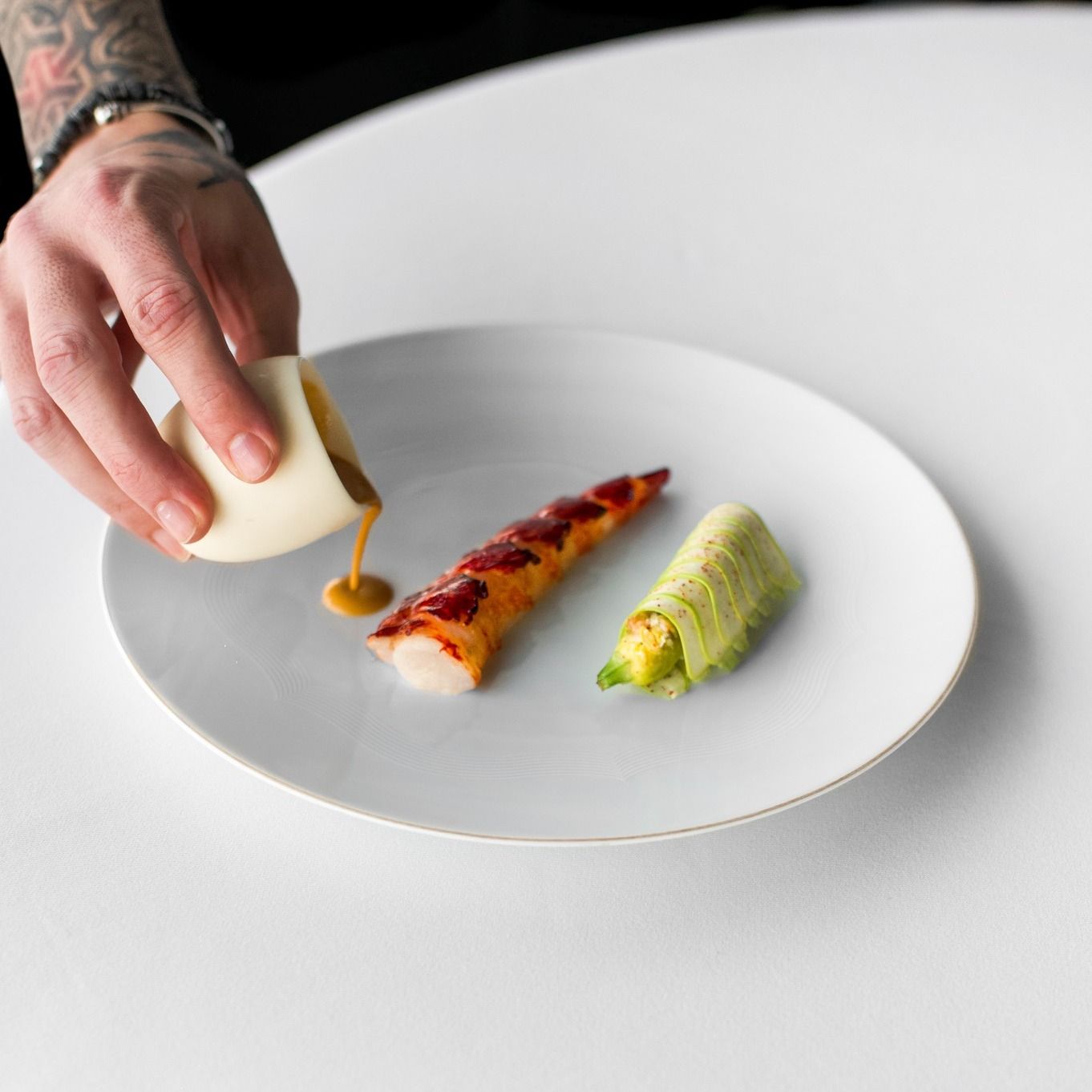 กุ้งมังกรสีน้ำเงินย่างถ่านเสริ์ฟพร้อมบวบจากสวนไทย ที่ร้าน Blue by Alain Ducasse (ภาพ: Blue by Alain Ducasse)