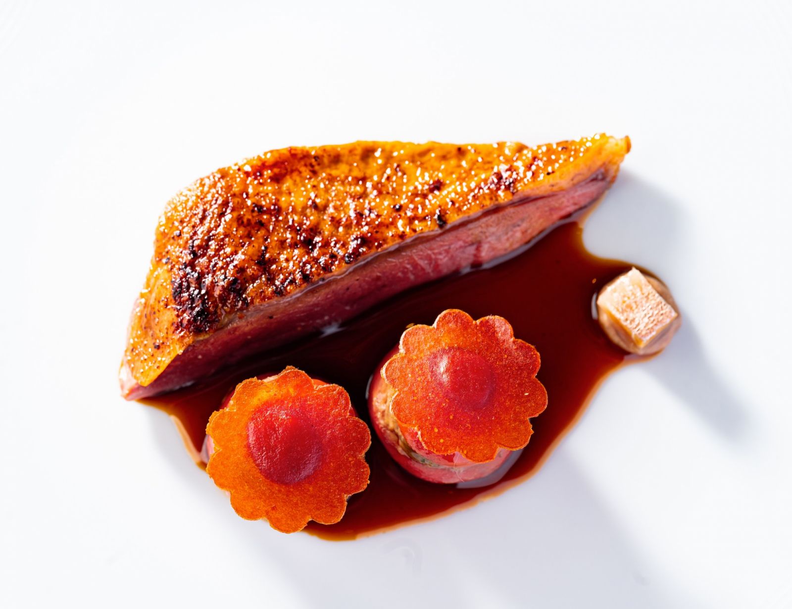 นกพิราบเสิร์ฟพร้อมมะเขือเทศจากเขาใหญ่ ที่ Blue by Alain Ducasse (ภาพ: Blue by Alain Ducasse)