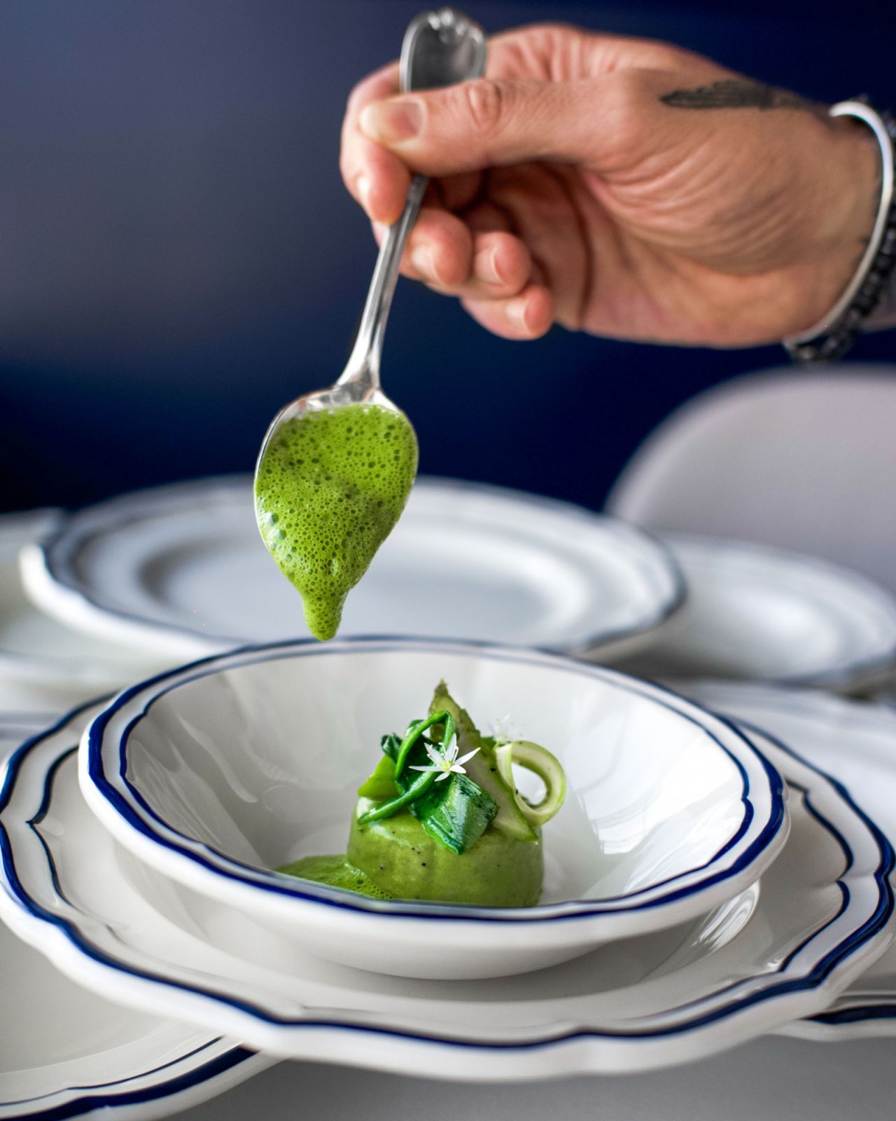 ไก่เสิร์ฟพร้อมซอสหน่อไม้ฝรั่งและใบมัสตาร์ดที่ Blue by Alain Ducasse (ภาพ: Blue by Alain Ducasse)