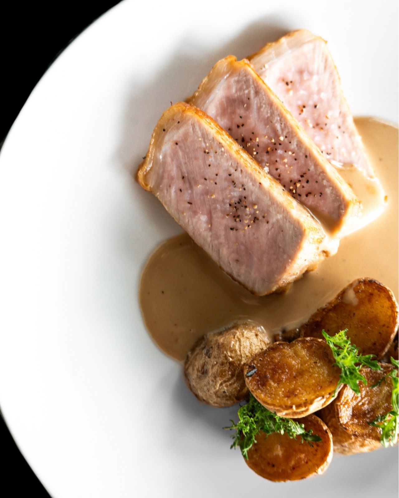 หมูจากมิยาซากิกับมันฝรั่งโรสแมรี่ที่ร้าน Muni Alain Ducasse ที่เกียวโต (ภาพ: Muni Alain Ducasse)
