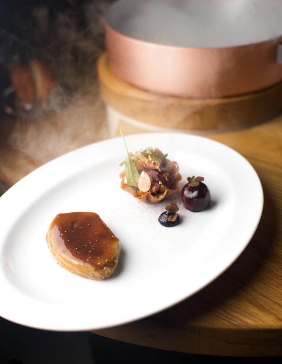 ฟัวกรานึ่งเสิร์ฟพร้อมเชอร์รี่ หนึ่งในเมนูที่ต้องลองของ Alain Ducasse at Morpheus (ภาพ: Alain Ducasses at Morphe)