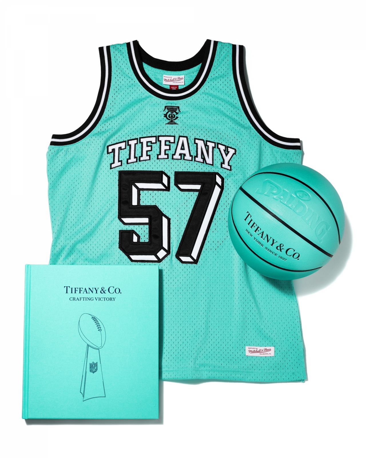 Tiffany與籃球品牌Spalding 合作,打造限量發行200 顆的「Tiffany Blue」籃球以及一款籃球衣。(Photo: Tiffany & Co.)