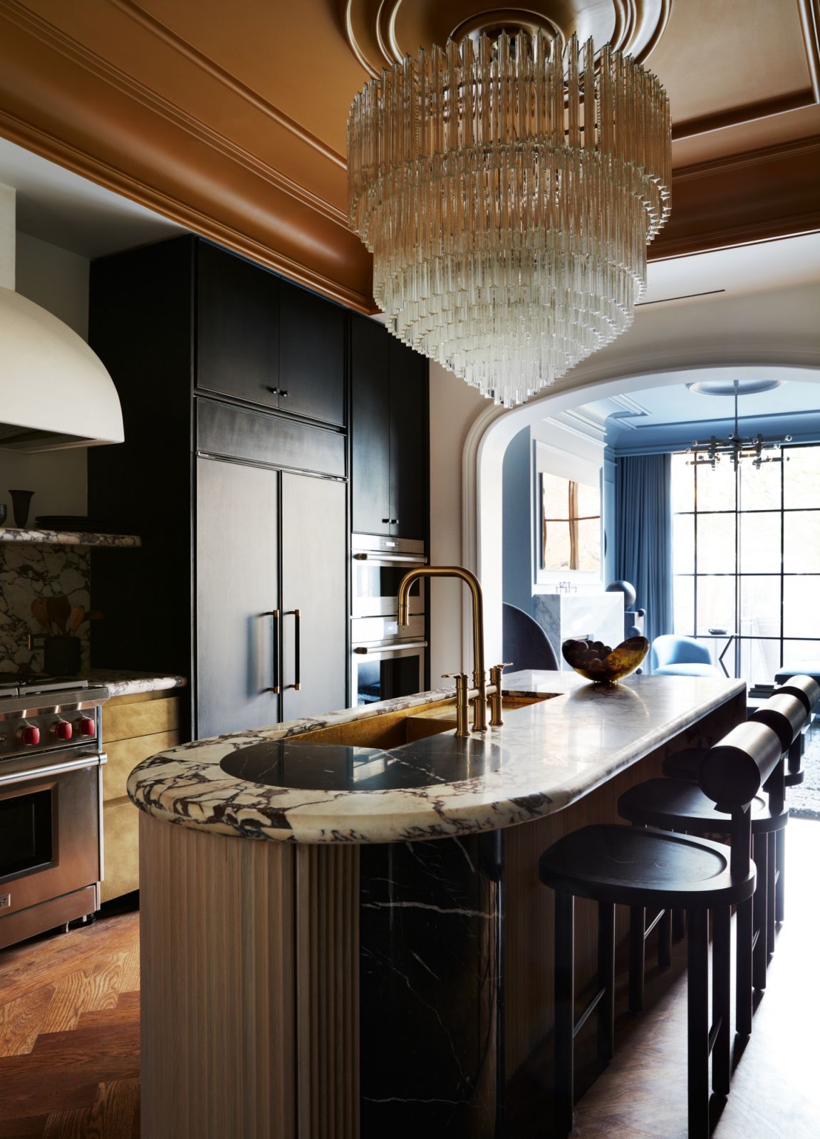 The gold-coloured kitchen recalls sunlight peeking through the clouds