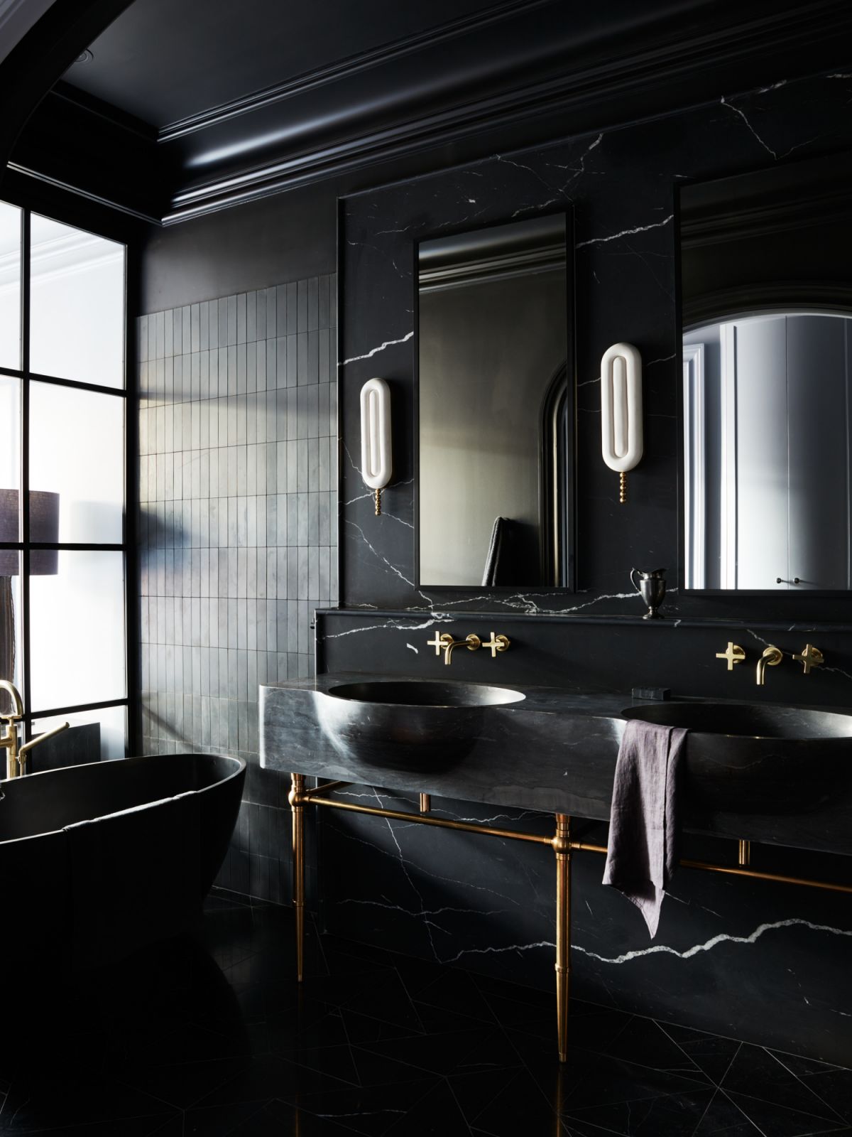 The black guest bathroom moves “into the clouds”