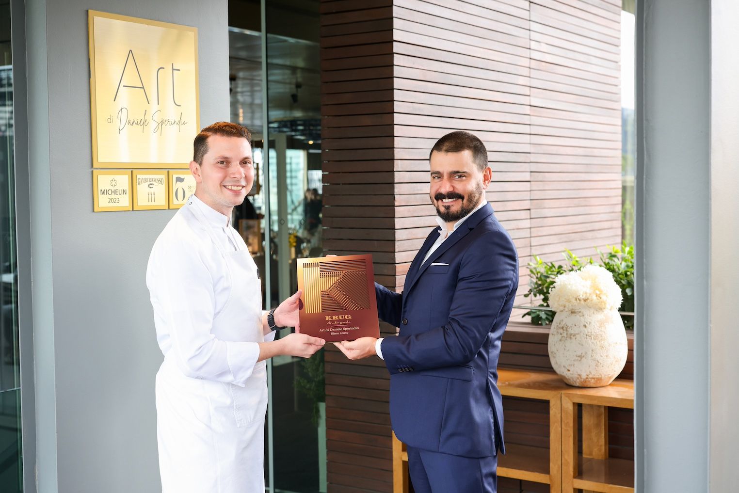 Daniele Sperindio receives the Krug Ambassade plaque for Art di Daniele Sperindio
