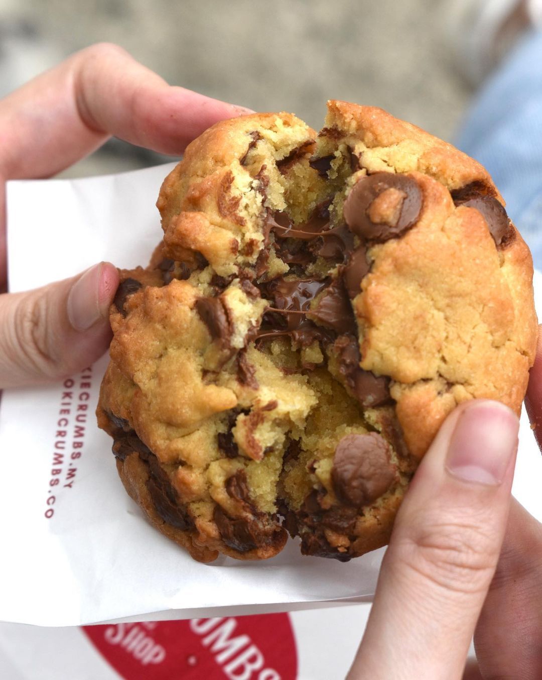 A milk chocolate chip cookie (Photo: Instagram / @cookiecrumbs.my)