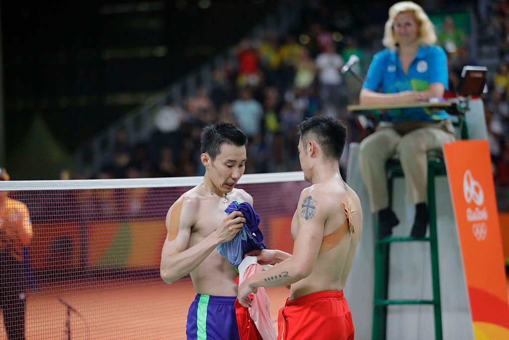 Badminton players Lee Chong Wei from Malaysia and Lin Dan from China exchanged their uniforms after competing against each other in 2016 Rio Olympic Games (Photo: Getty Images)