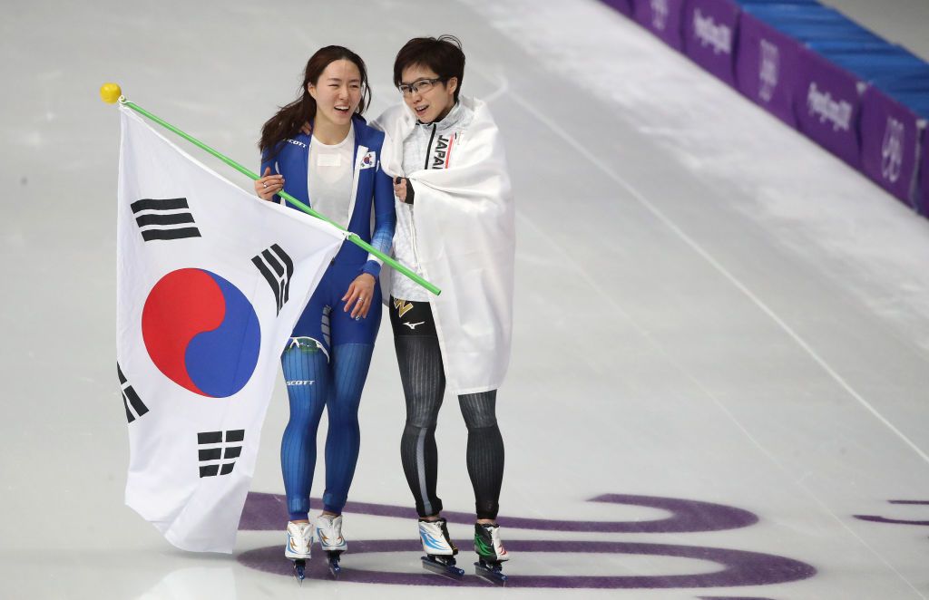Kodaira hug Lee as they skate at the ice rink after the women's 500m competition in speed skating in the 2018 Pyeongchang Winter Games (Photo: Getty Images)