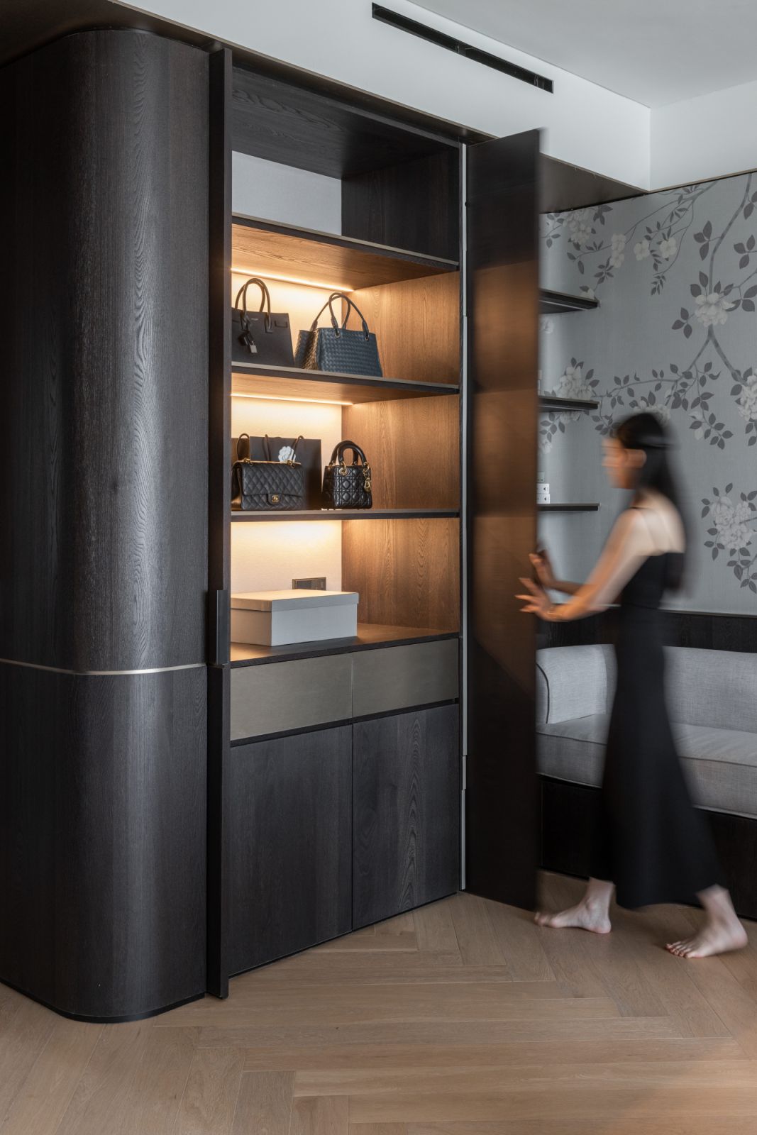 Ample storage area to display treasured items