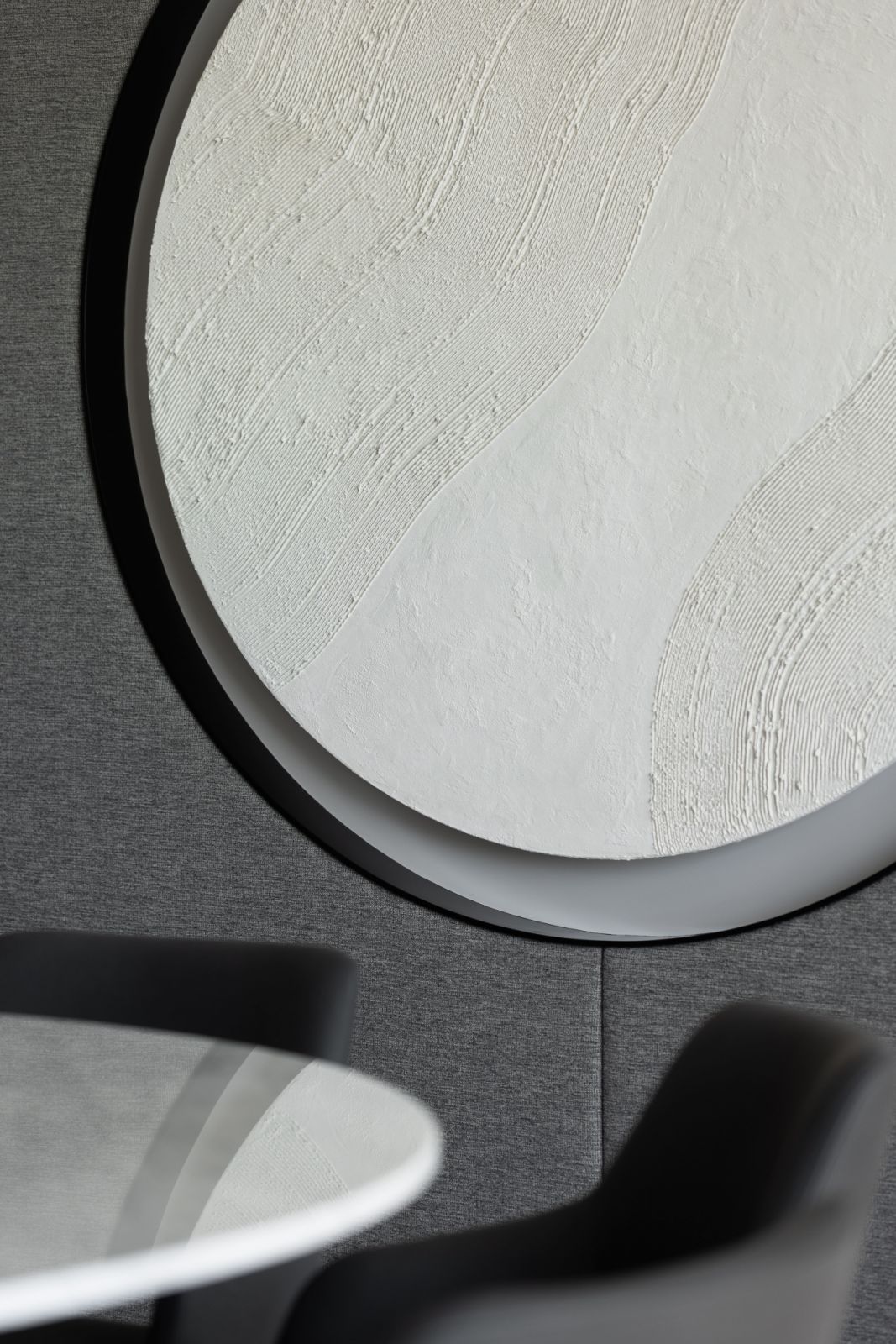 The circle backdrop echoes the dining table