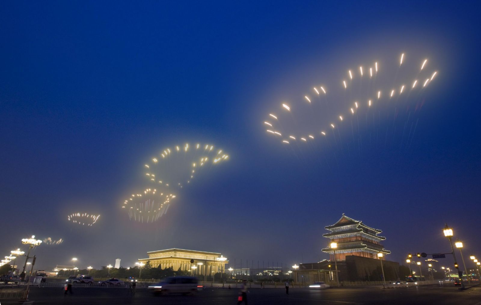 Cai's "Footprints of History: Fireworks for the Opening Ceremony of the 2008 Beijing Olympic Games", August 8, 2008 (Photo: by Hiro Ihara, courtesy Cai Studio)