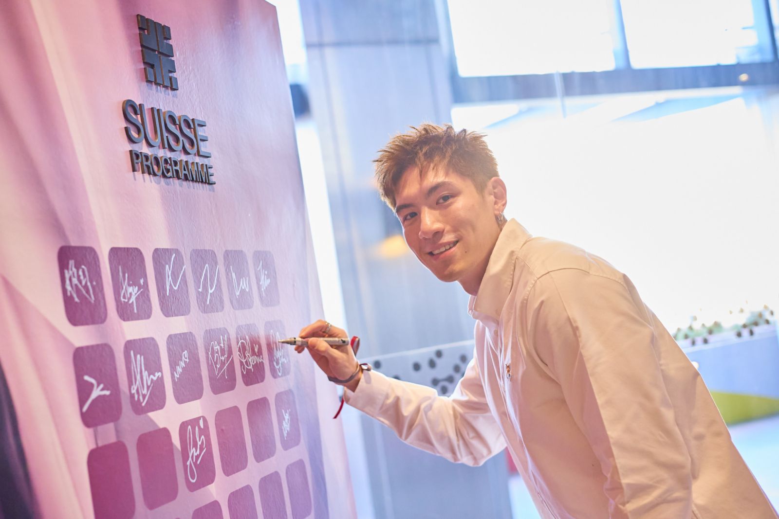 Kelvin Yap signs the photo wall