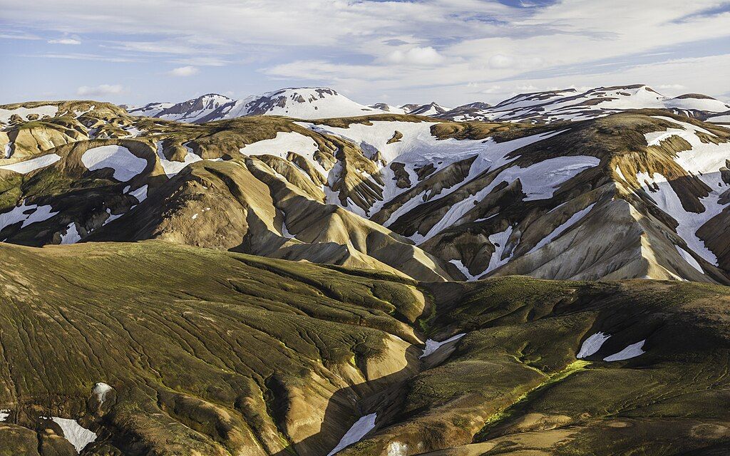 Folded mountain slopes covered with patches of snow in Landmannalaugar on the Laugavegur Trek in Iceland (Photo: Wikicommons)