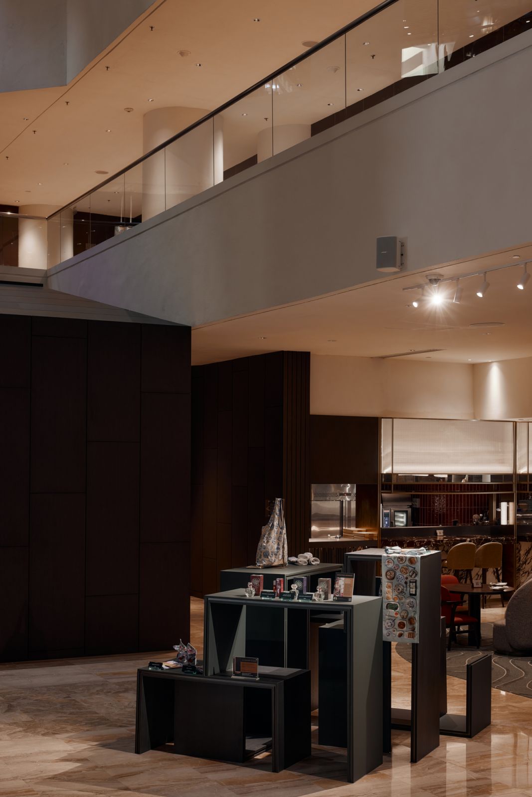 The allure of the displays draws in guests from afar without taking away from the lobby’s airy and spacious ambience
