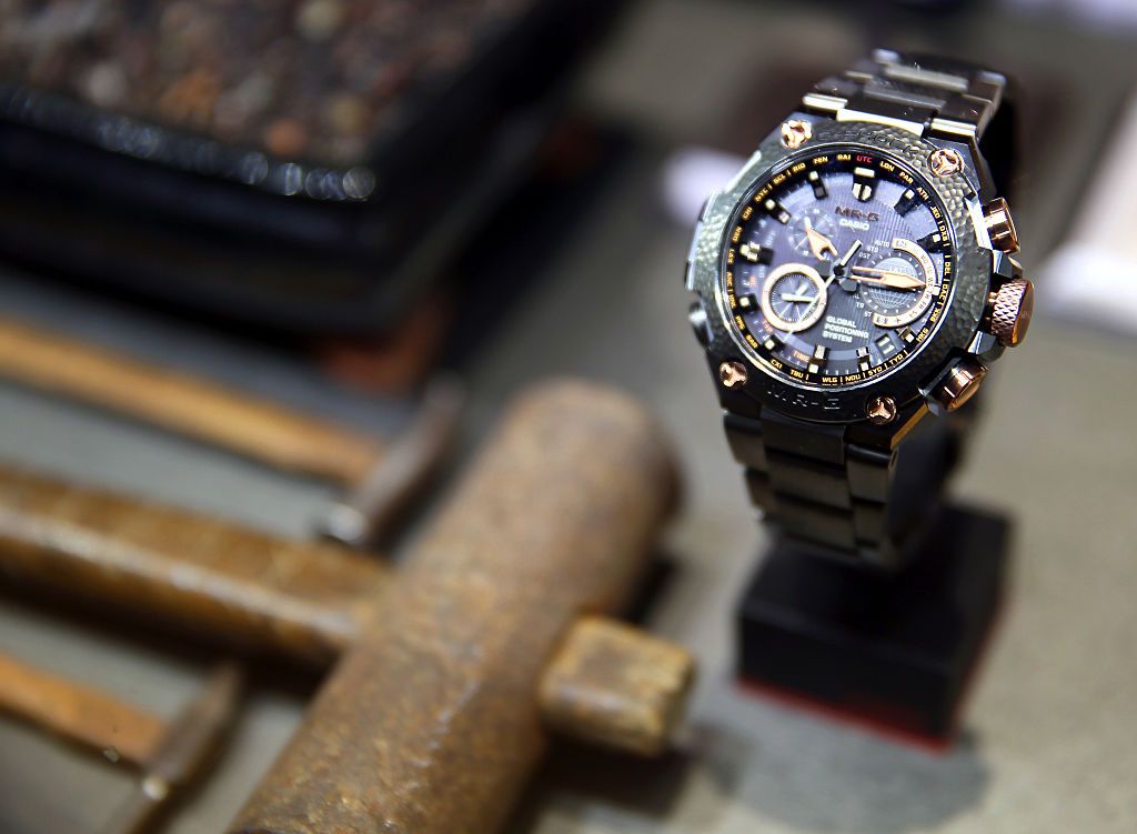 G-Shock可以承受自10 公尺高度墜落的衝擊和100 公尺深度的水壓，其電池壽命更長達10年。 (Photo by JB Lacroix/Getty Images)
