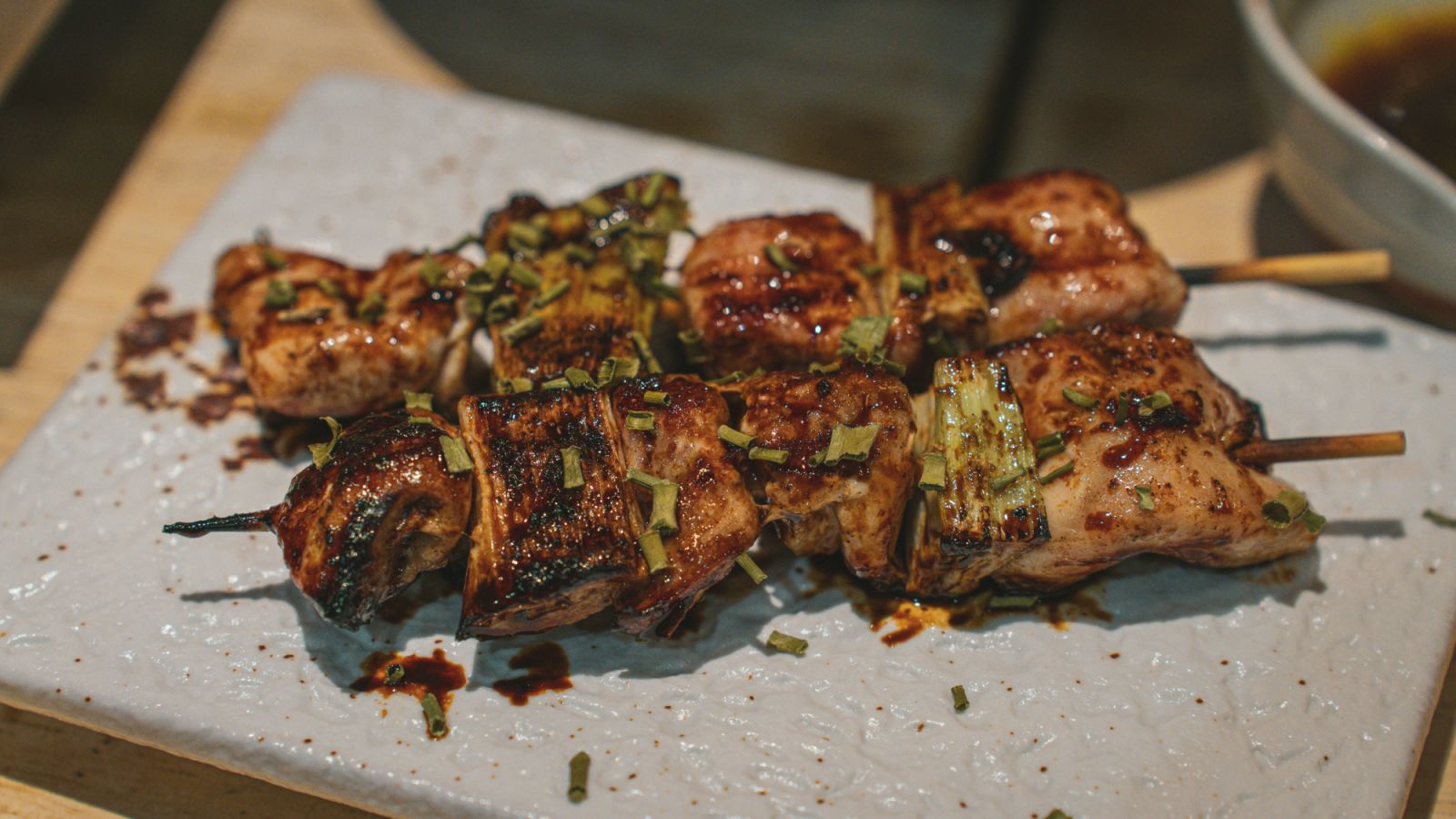 A plate of garnished yakitori (Photo: Unsplash)