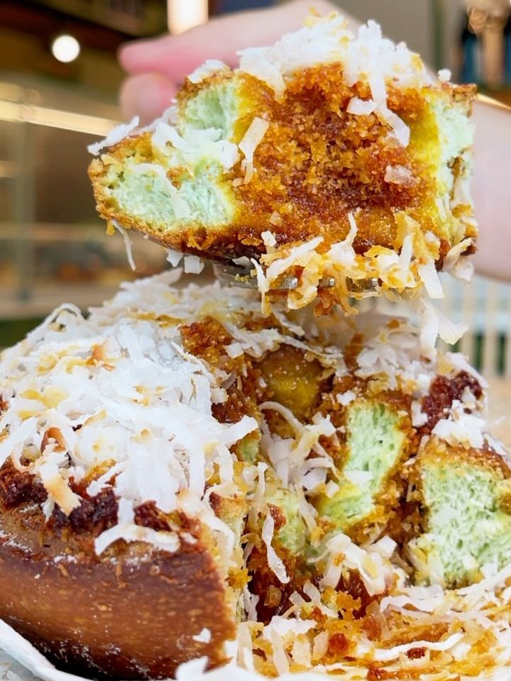 The fluffy pandan bun is filled with gula melaka soaked shredded coconut (Photo: Instagram / @dapaolosg)