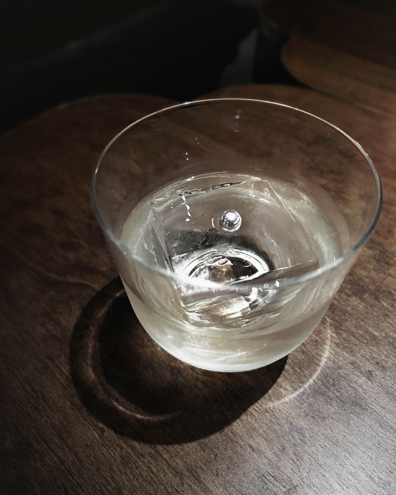 Crystal Clear ค็อกเทลสีใส ให้รสชาติที่คุ้นเคยแบบ Negroni จากดรายจินที่นำไปอินฟิวส์กับดอกเก๊กฮวย