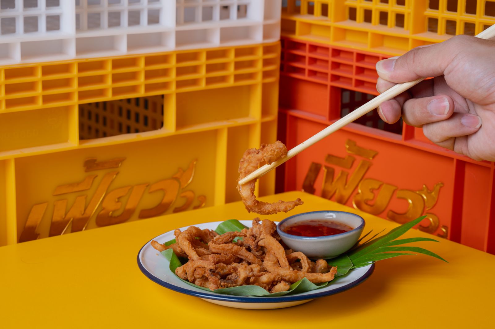 เมนูอาหารปลาหมึกทรายทองร้าน เฟี้ยววว (ภาพ: เฟี้ยววว)