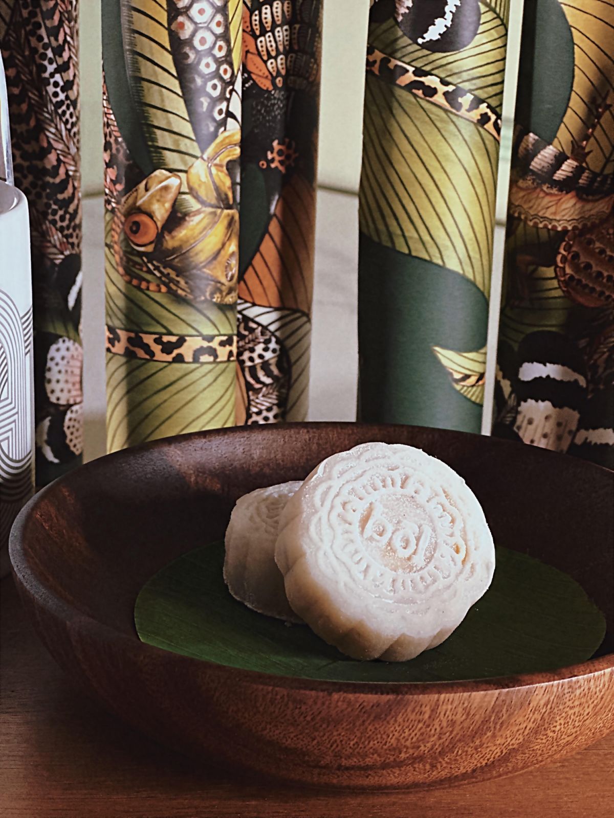 Chocolate and buah keluak mooncakes (Photo: Bol)