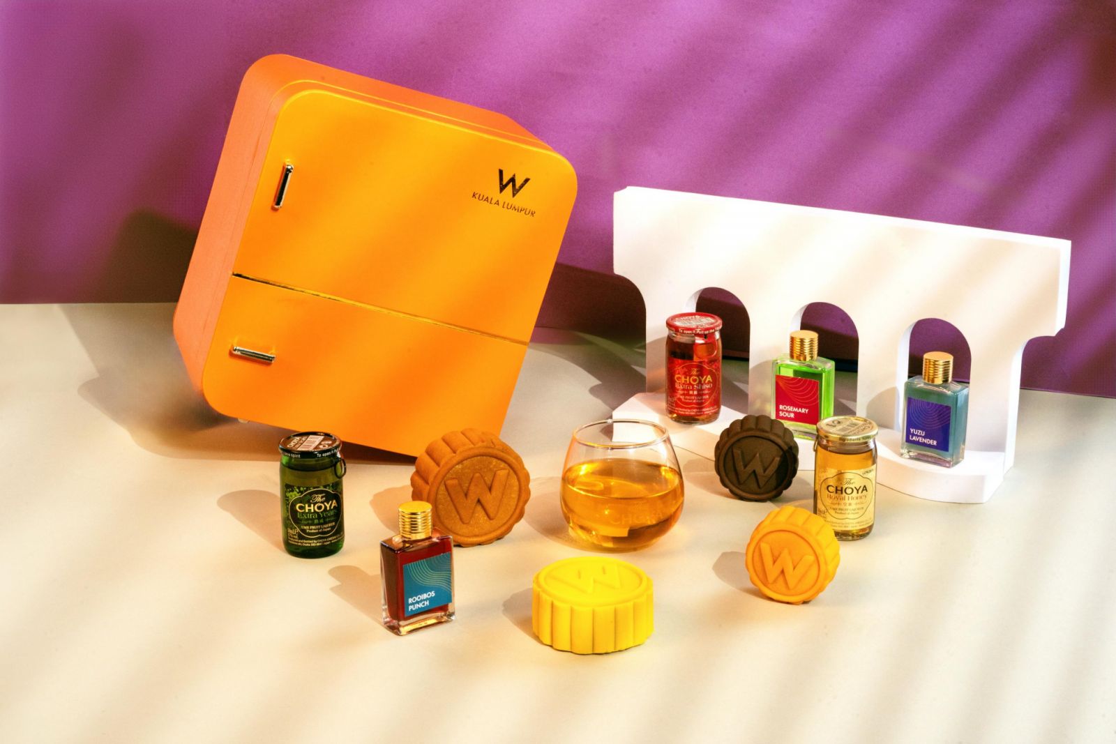 Mooncakes paired with spirits and mixers (Photo: W Kuala Lumpur)