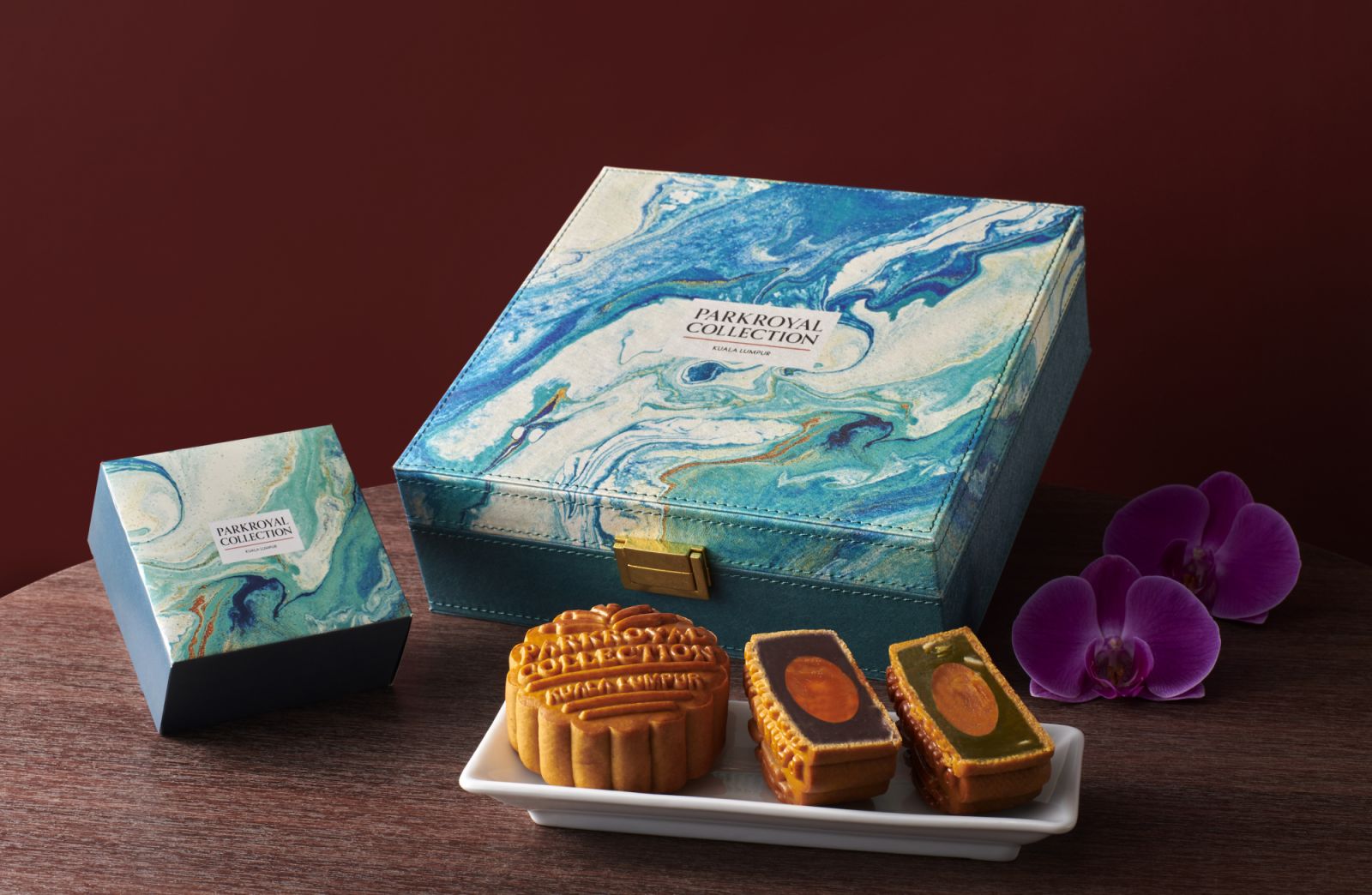 Mooncakes in a blue and white marbled gift box (Photo: Parkroyal Collection)
