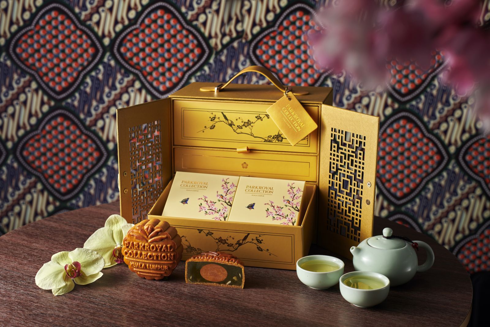 Mooncakes in a three-tired golden jewellery box (Photo: Parkroyal Collection)
