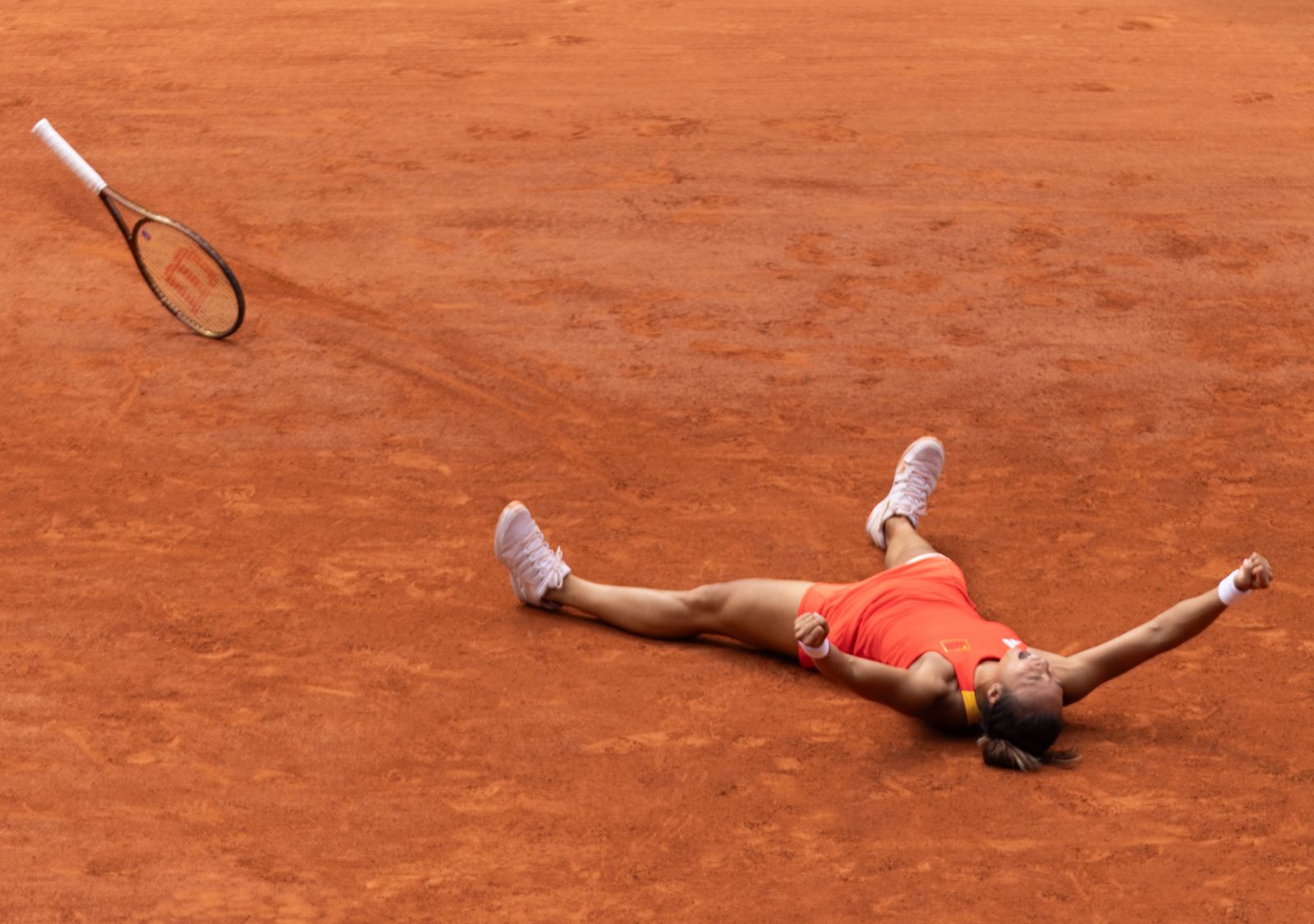Qinwen Zheng of Team People's Republic of China celebrates victory against Iga Swiatek of Team Poland during the Women's Singles Semi-final match on day six of the Olympic Games Paris 2024 at Roland Garros on August 01, 2024 in Paris, France (Photo by Tnani Badreddine/DeFodi Images via Getty Images)