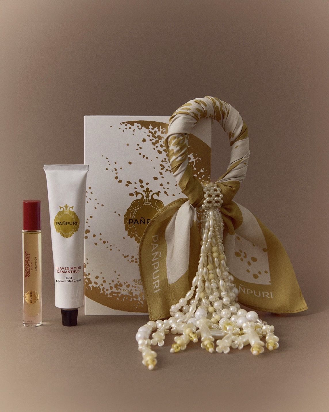 เซ็ทพวงมาลัยประดิษฐ์จากผ้าพันคอลายพิเศษ พร้อม Perfume oil และครีมทามือจาก Pañpuri (ภาพ: Pañpuri)