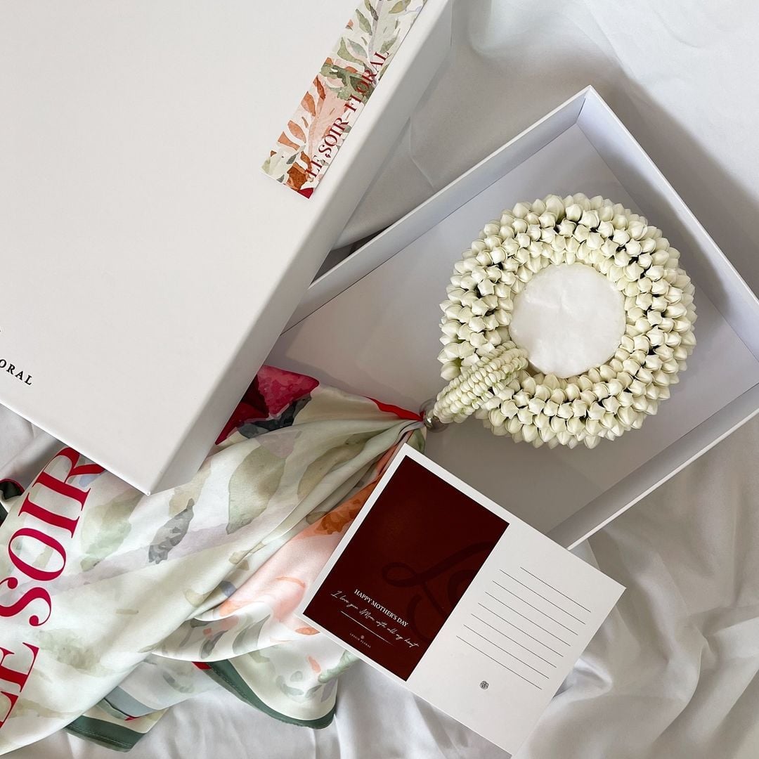 พวงมาลัยดอกไม้สดตกแต่งผ้าพิมพ์ลายจาก Le soir (ภาพ: Instagram / @lesoirfloral)