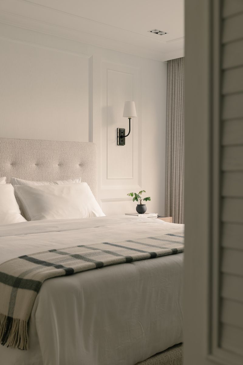 The white tones of the bedroom reveal a wealth of textures