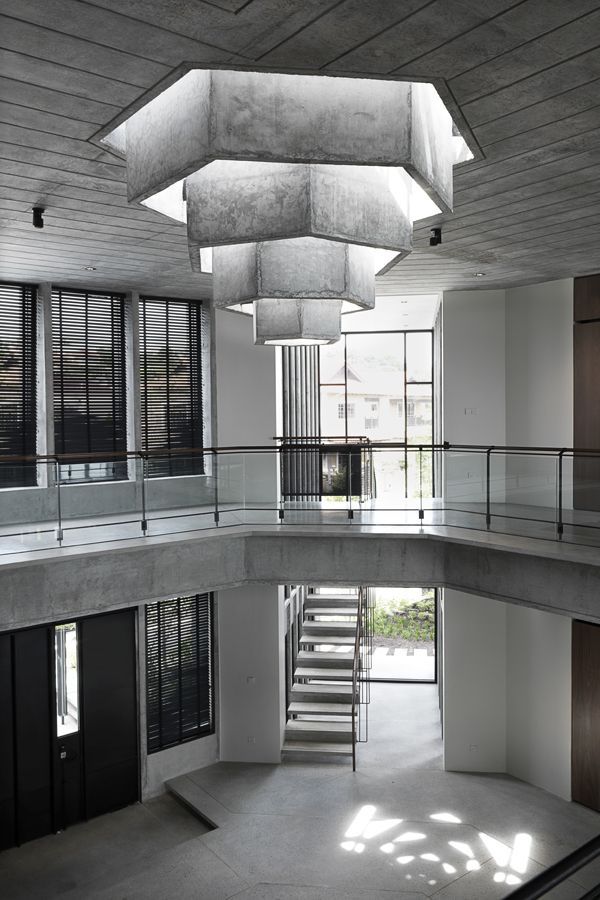 A concrete chandelier suspended above the lobby of Monterez Bungalow by architects Jie Hsin Loo and Studio Bikin's Farah Azizan (Photo: Studio Bikin)