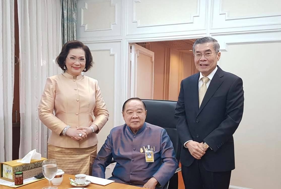 Patama Leeswadtrakul(左)與其丈夫Dr. Somsak Leeswadtrakul拜會泰國奧會。(Photo: Facebook / KhunyingPatama Leeswadtrakul)