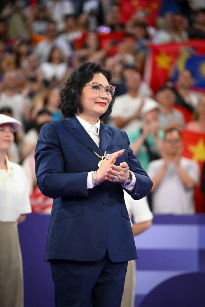 Patama Leeswadtrakul女士所佩戴的珠寶以及腕錶閃耀程度不輸給金牌,讓她被網友暱稱為「亮晶晶女士」。(Photo: Facebook / KhunyingPatama Leeswadtrakul)