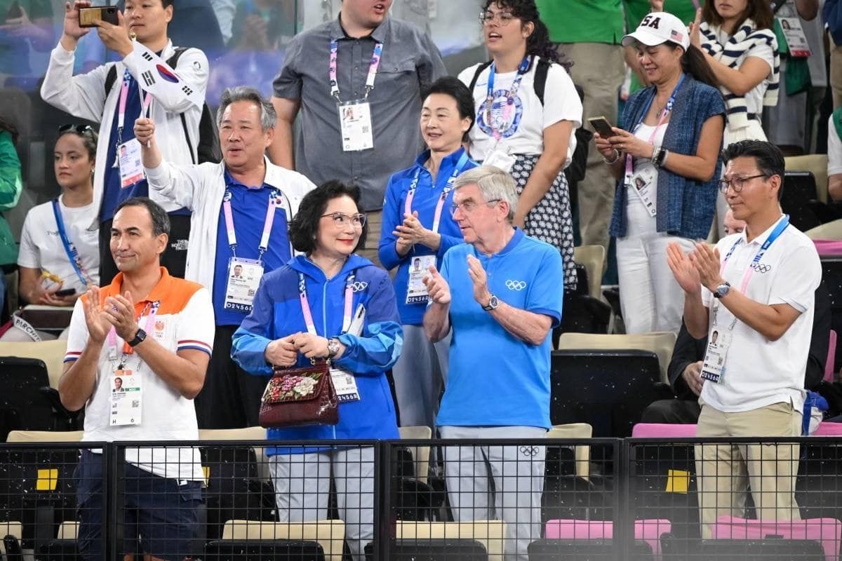 Patama Leeswadtrakul女士與國際奧會主席等人共同觀賽。(Photo: Facebook / KhunyingPatama Leeswadtrakul)