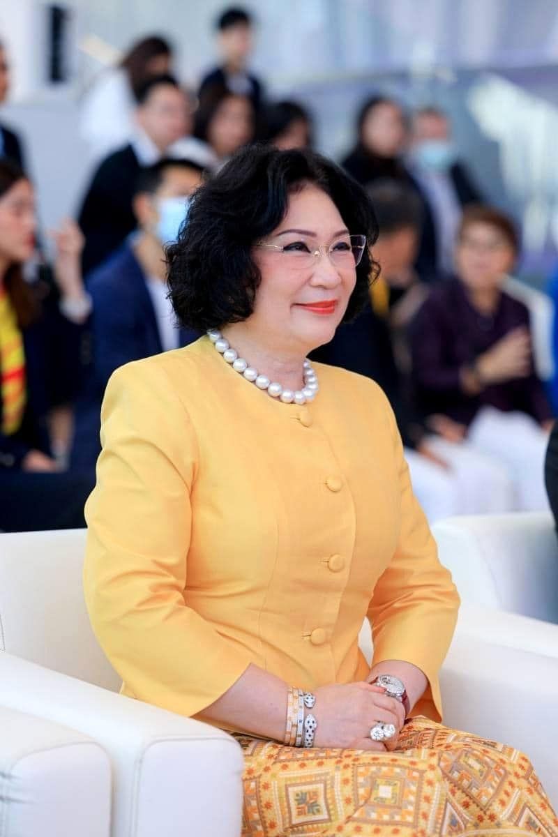 Patama Leeswadtrakul女士時常佩戴名貴的珠寶首飾現身公開場合。(Photo: Facebook / KhunyingPatama Leeswadtrakul)