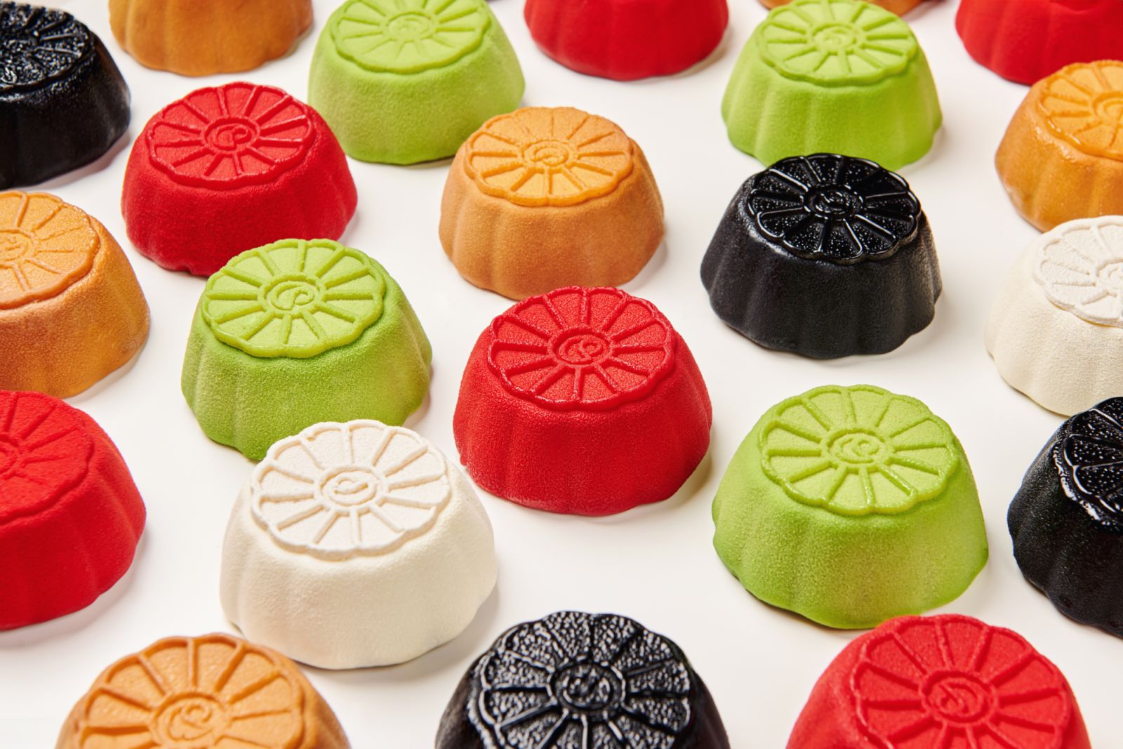 Cut open the the mooncakes to reveal Cédric Grolet’s signature technique characteristic of his trompe l'œil creations (Photo: Cédric Grolet)