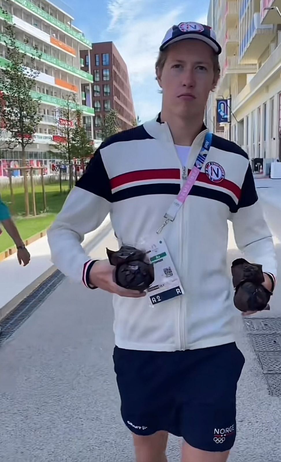 Christiansen with the famed chocolate muffins (Photo: TikTok / @henrikchristians1)
