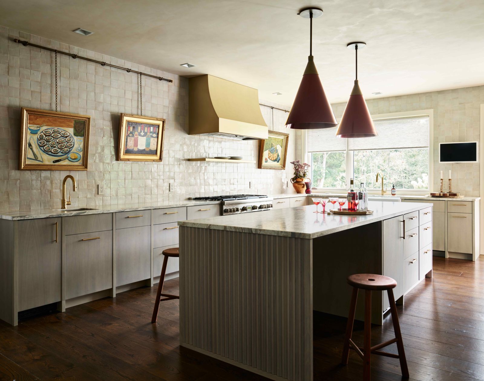 The neutral-toned kitchen with art pieces exuding Provencal charm