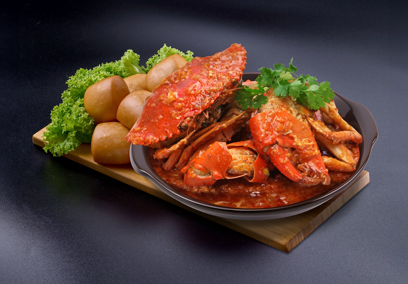 Chilli crab served with mantou deep fried to crispy perfection (Photo: Jia He)