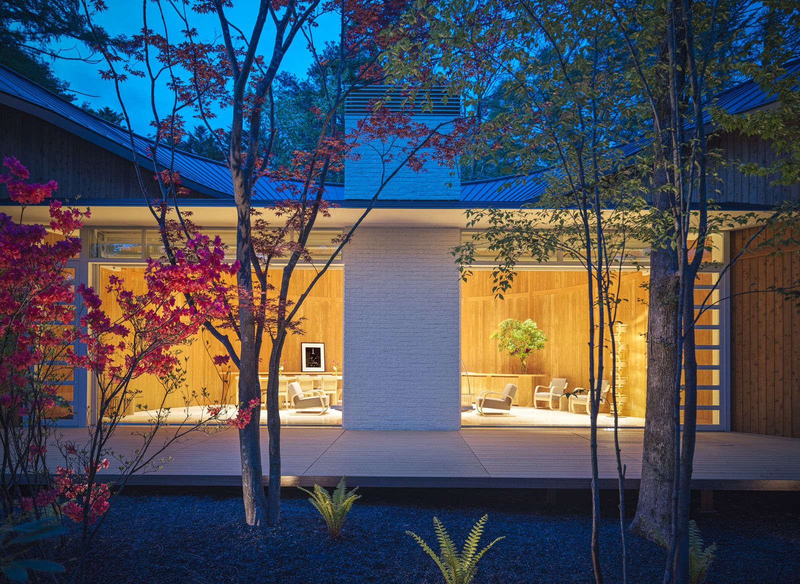 The smooth, curvilinear form with an undulating roof (Photo: Hiroyuki Hirai)