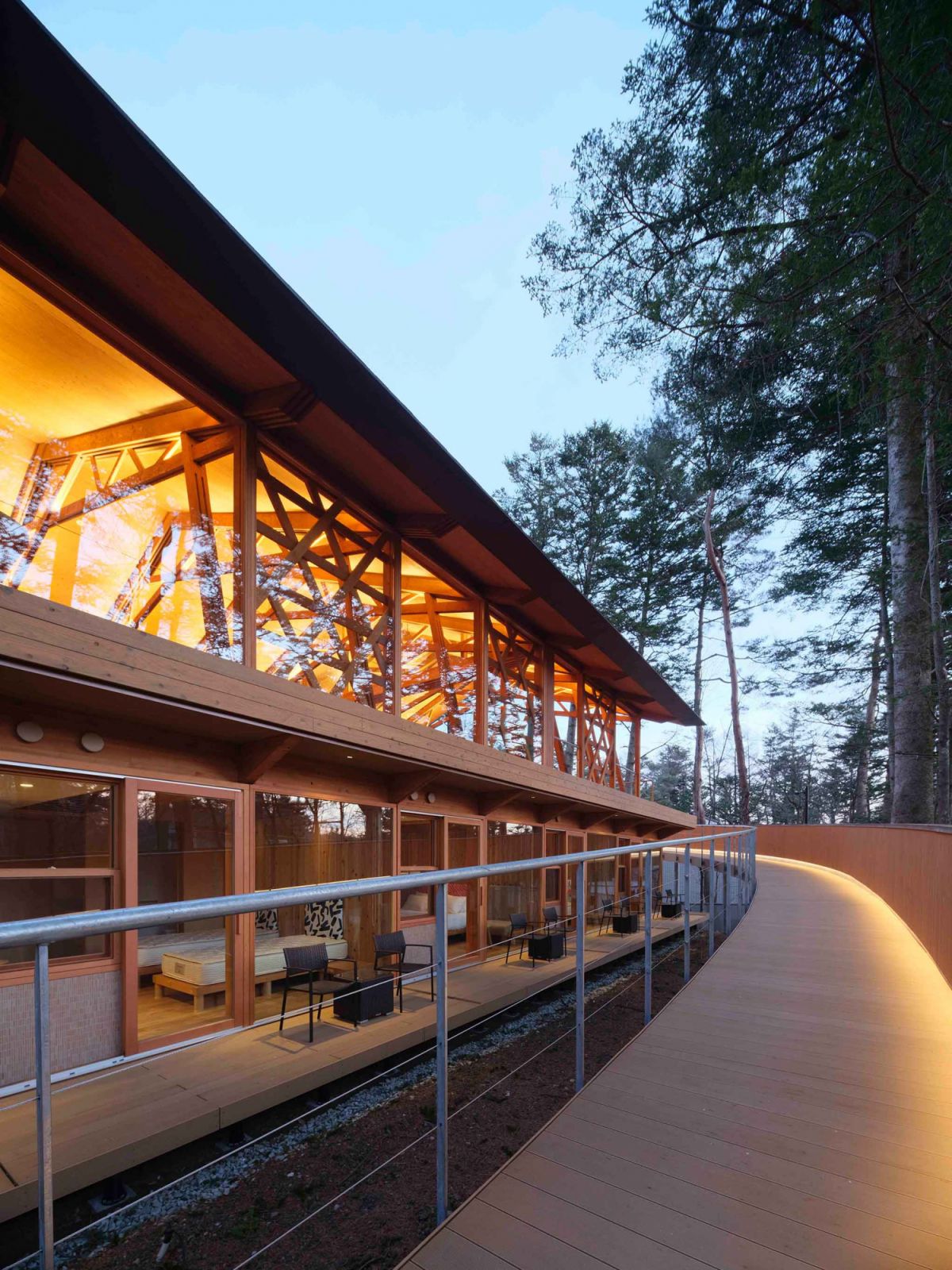 Cedar wood and glass walls (Photo: Hiroyuki Hirai)