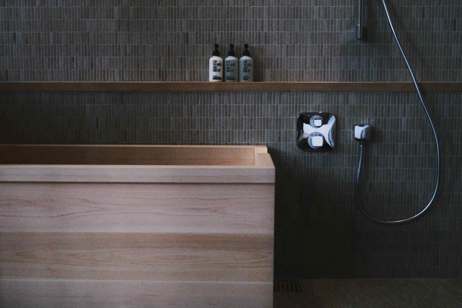 The cypress bathtub handmade by artisans (Photo: Hiroyuki Hirai)