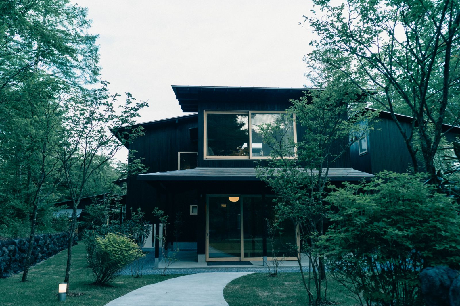 The black façade SSH No.03, designed by Ryue Nishizawa (Photo: Kazumasa Harada)