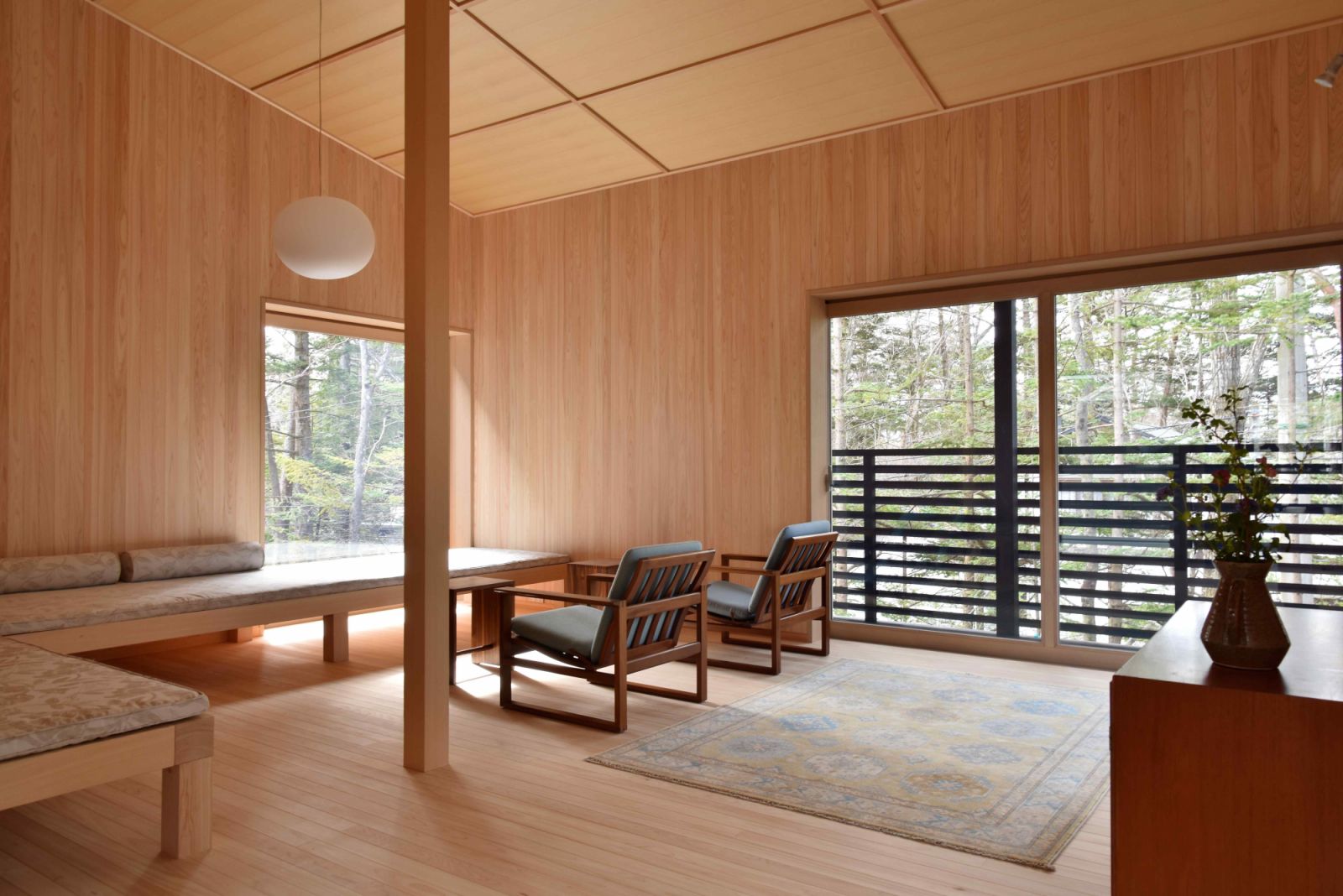 The terrace with seasonal views of the surrounding forest (Photo: Kenichi Suzuki)