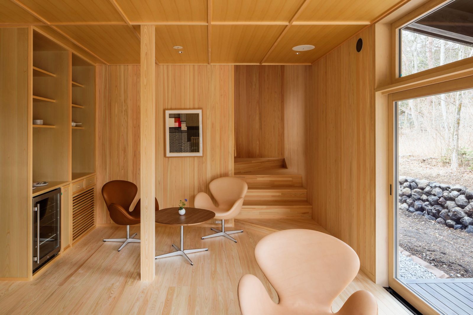 An ochanoma lounge with Arne Jacobsen's Swan Chairs (Photo: Kenichi Suzuki)