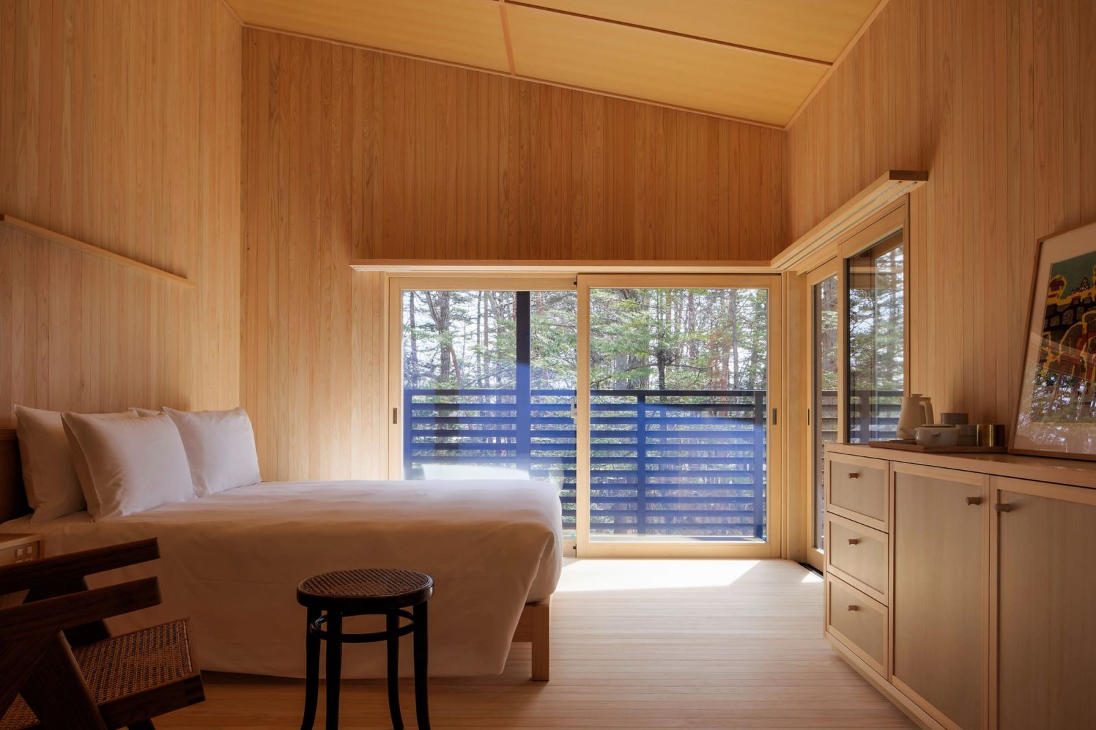 The Western-style guest room with Nishizawa-designed cabinets and bed fixtures (Photo: Kenichi Suzuki)