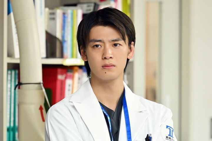 竹內涼真在本作同樣擔綱主要配角,與二宮和也同台飆戲。(Photo: Instagram / @blackpean_tbs)